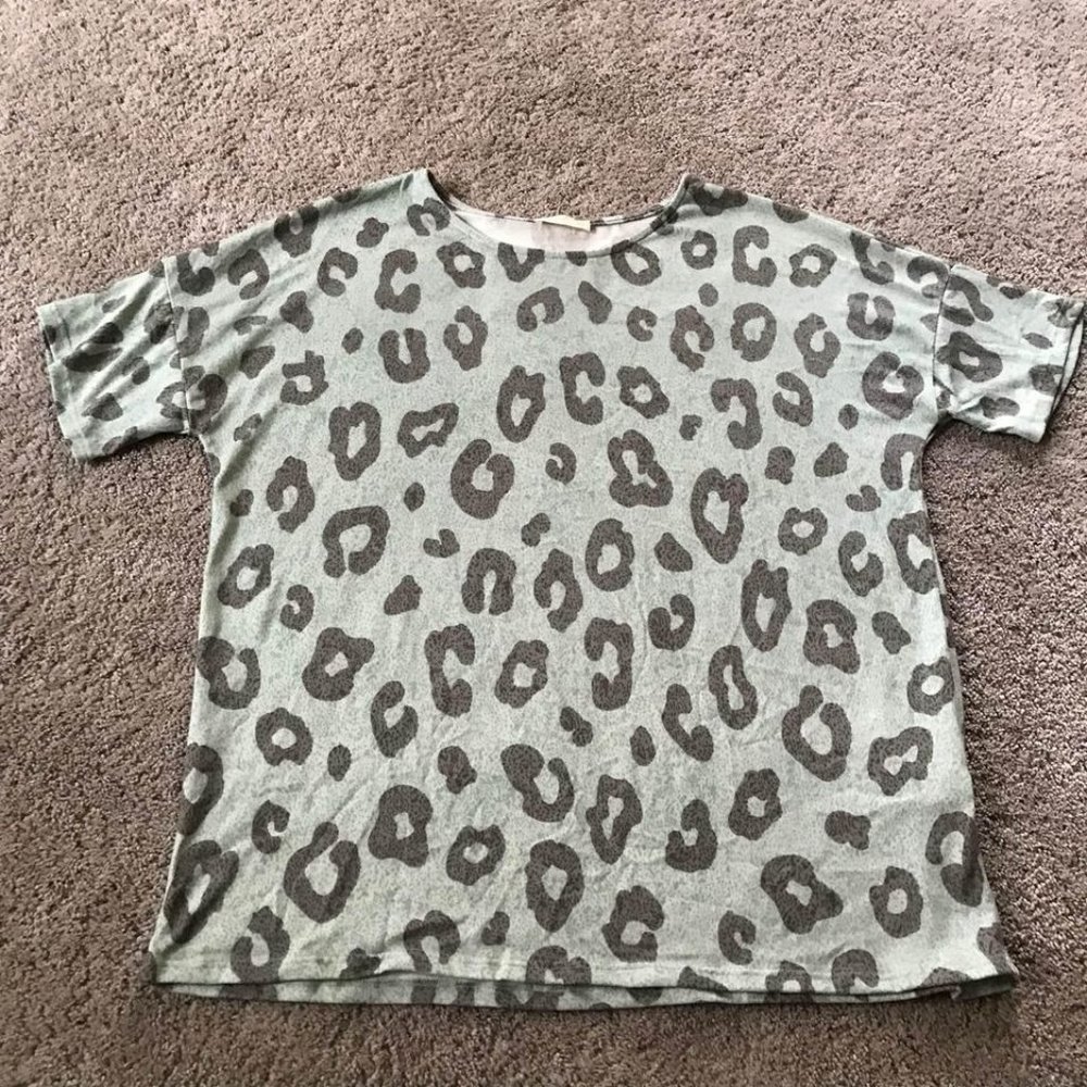 Reb. in J. Women’s size large animal print top